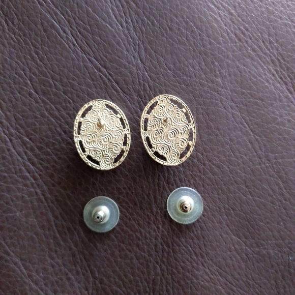 Vintage 1990s Porcelain Rose Mother of Pearl Oval Frame Post Earrings - Picture 3 of 4